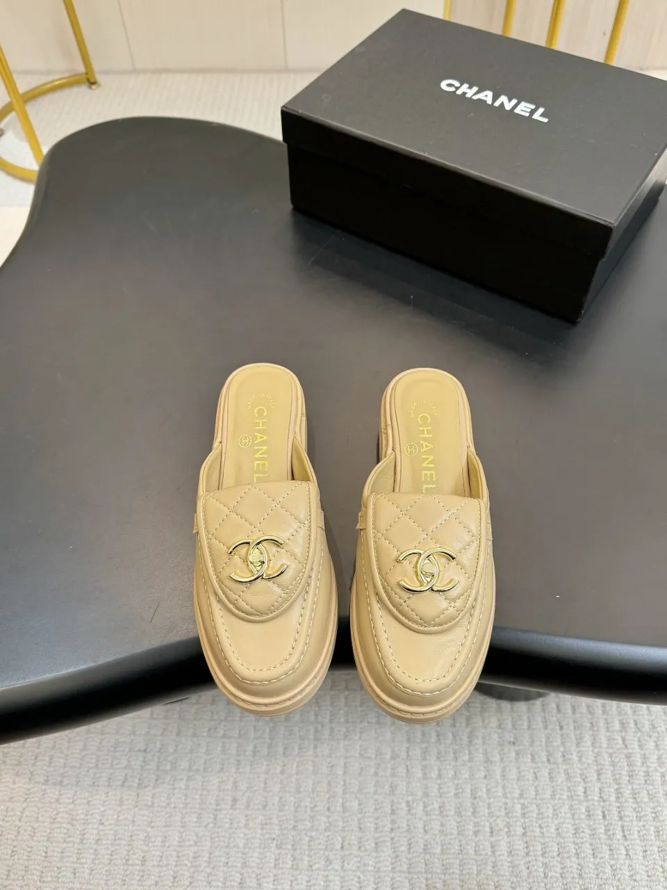 👟👟Ex-factory price 560👟👟 🔥🔥🔥Xiaoxiang official website synchronizes the high version of CHANEL 2025 Chanel top buckle exposed heel shoes, a must-have hot style for early spring, the goddess series, with the elegant and ladylike temperament of the fragrance family, super durable, irresistible, and exciting... ▪️The upper is imported sheepskin ▪️Inside imported sheep lining (same as the original) ▪️Original model opening, genuine leather outsole🇮🇹 ▪️Standard code 35- 41 42 Customized, non-returnable